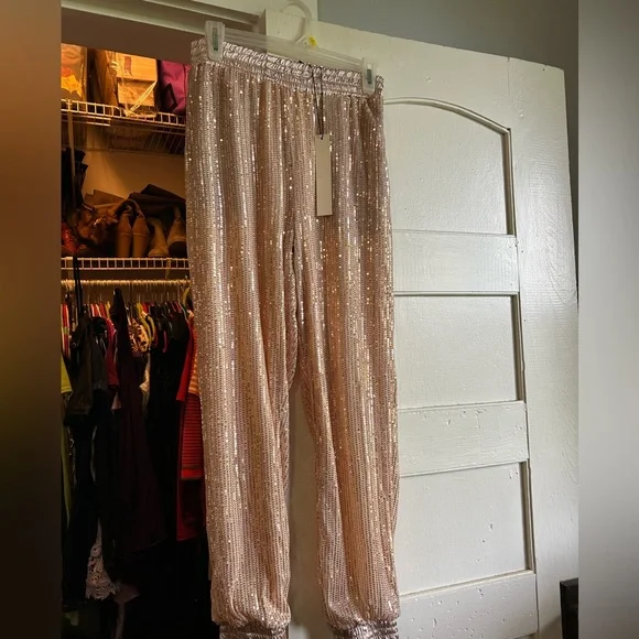NWT - Sparkle With Me Champagne Satin Trim Sequin Joggers
SMALL / Champagne - Picture 3 of 3